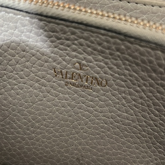 VALENTINO GARAVANI ZIP LONG WALLET WITH SILVER STUDS. - Picture 14 of 17